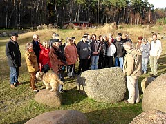Braunkohl­wanderung im Findlingsgarten (November 2009)<br />Vortrag von K.-F. Weber über die Herkunft der Findlinge