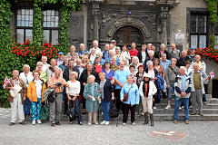 <b>Die englische Gruppe mit einigen Gastgebern</b><br />vor dem Rathaus in Quedlinburg (August 2008)