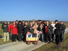 Boßeltour in der Feldmark (März 2013): ein Schluck zur Stärkung ...