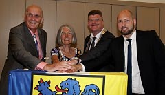 Empfang im Rathaus <i>(von links)</i>: <br /> Vorsitzender der FOK Dave Durdan, Mayor (Brgermeisterin) von Taunton Deane Vivienne Stock-Williams, Brgermeister von Knigslutter Alexander Hoppe und Vorsitzender der FOT Andreas Weber besiegeln die Freundschaft<p style='text-align:right; font-style:italic;'>Foto: K. Schunke</p>