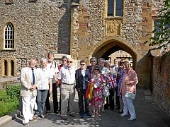 <b>Einige unserer Gruppe mit englischen Gastgebern</b><br /> vor dem Somerset Museum in Taunton (Juli 2013)